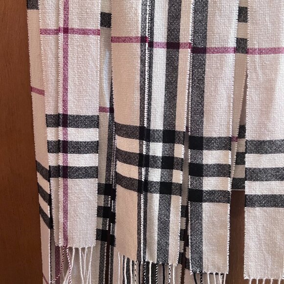 Elegant Burberry Check 100% Cashmere Scarf – Timeless Style - Picture 4 of 13